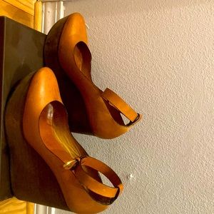 Chloè light brown/tan leather super high platform heel, ankle strap w/brass